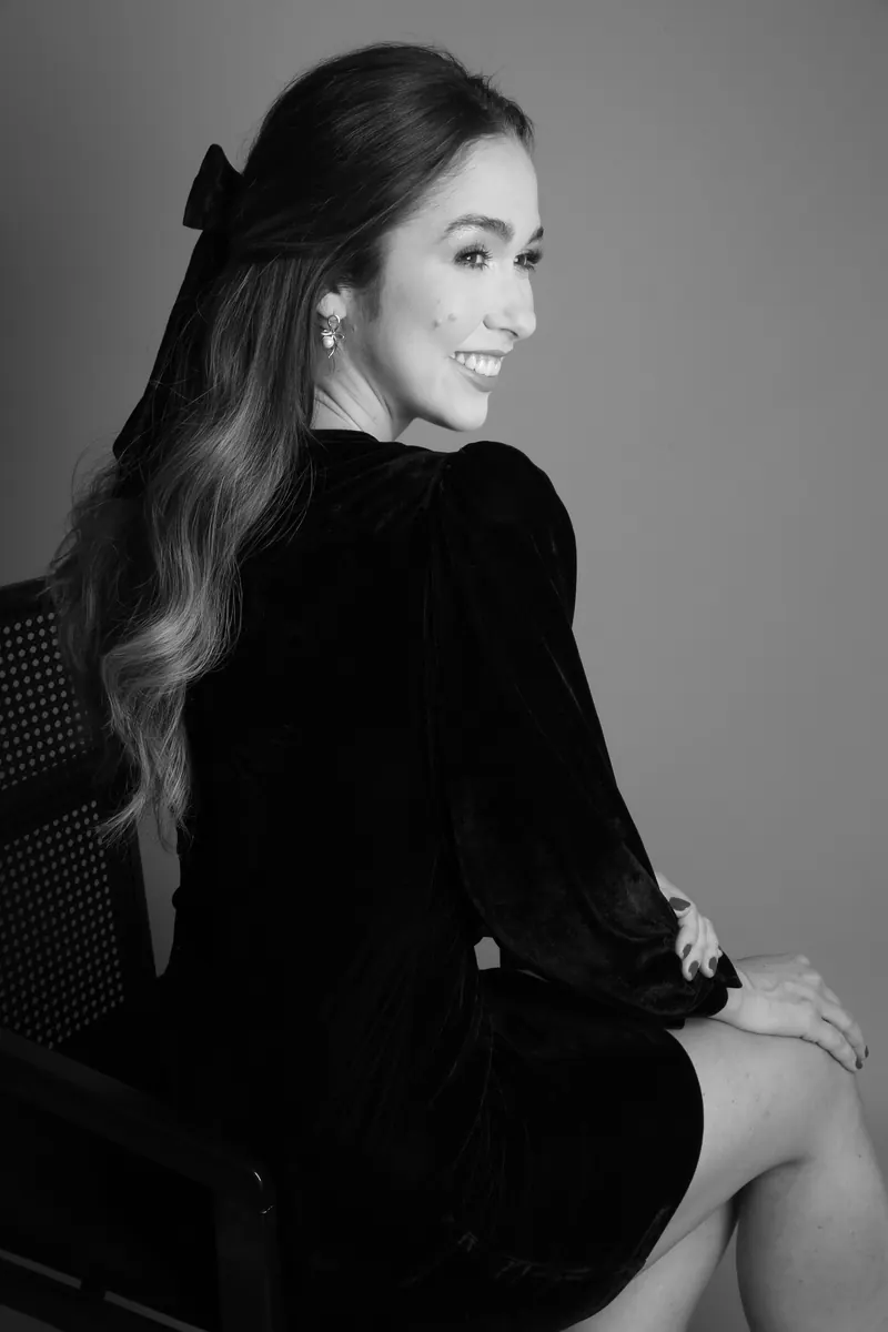 Dra. Fernanda Bardi sorrindo de perfil, em foto preto e branco